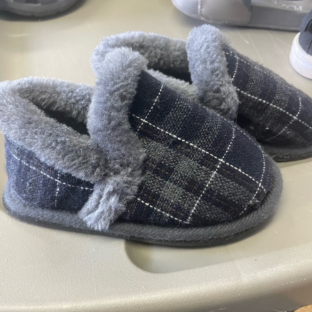 Wonder nation baby/toddler slippers size 6. Great condition, worn once.